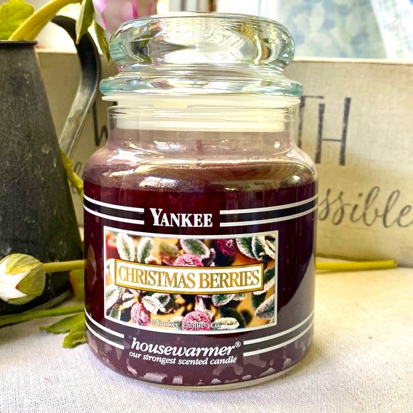 Retired YANKEE CANDLE Christmas Berries 14.5 Oz